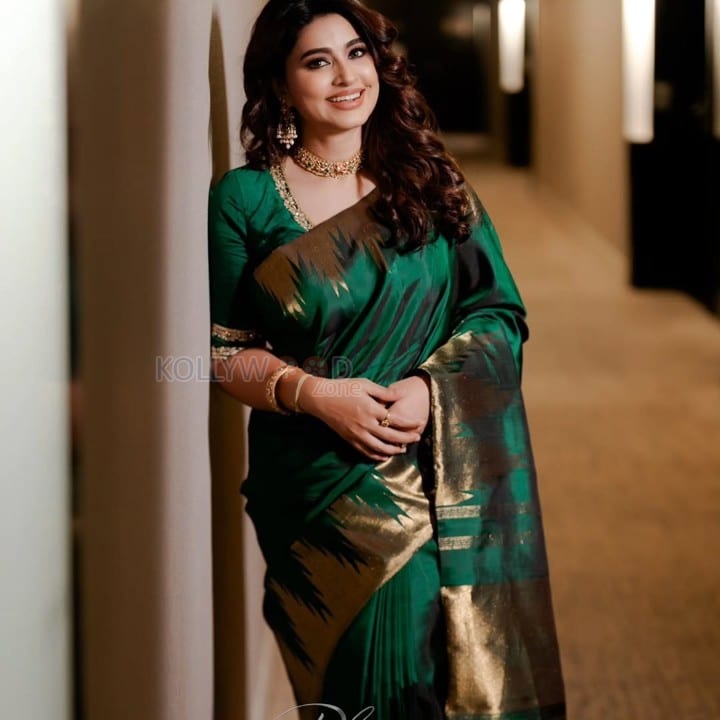 Smile Queen Sneha in a Green Silk Saree Photos 06