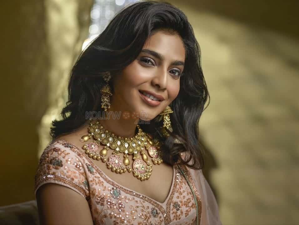 Smiling Aishwarya Lekshmi Photoshoot Pics 02