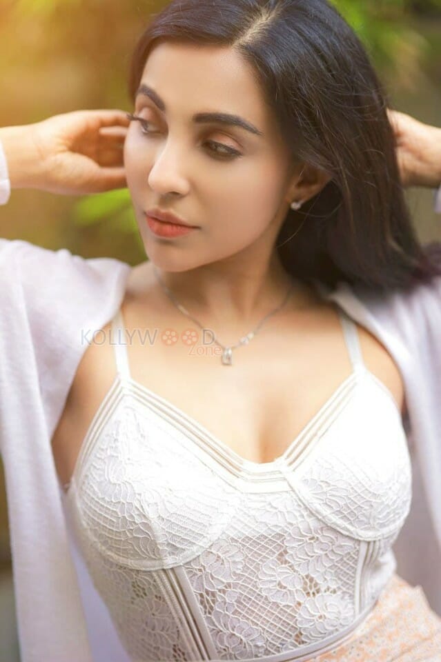 South Actress Parvati Nair Sexy Photoshoot Photos 06