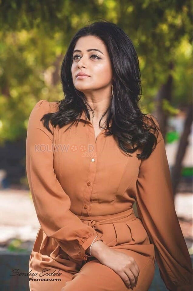 South Actress Priyamani Latest Photoshoot Pictures