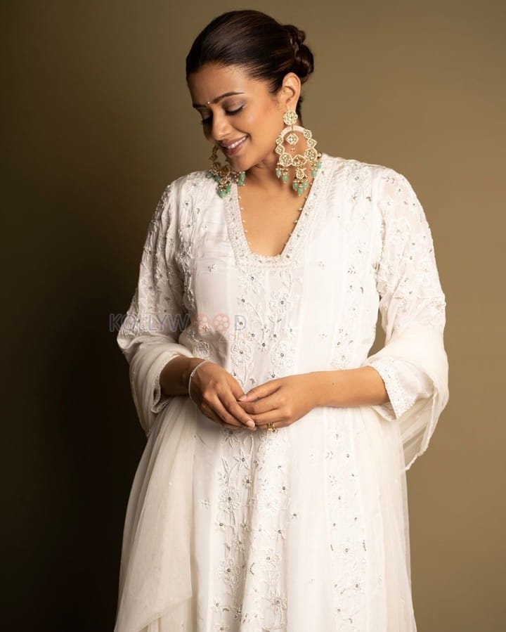 South Actress Priyamani in a White Salwar Suit Pictures 03