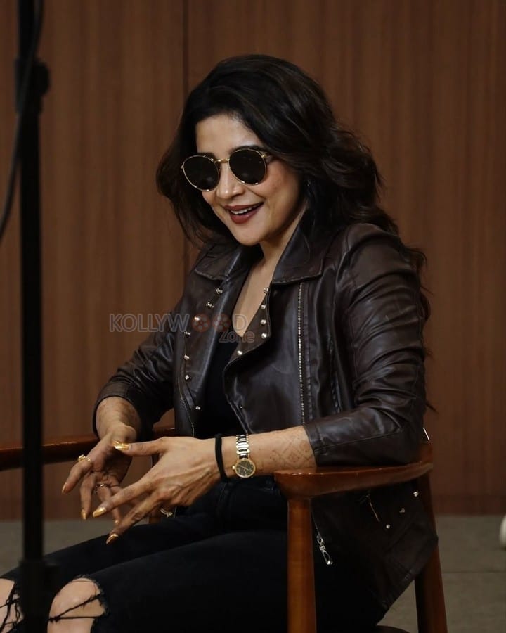 South Actress Sakshi Agarwal in a Black Crop Top and Black Jeans with a Matching Brown Leather Jacket Photos 08