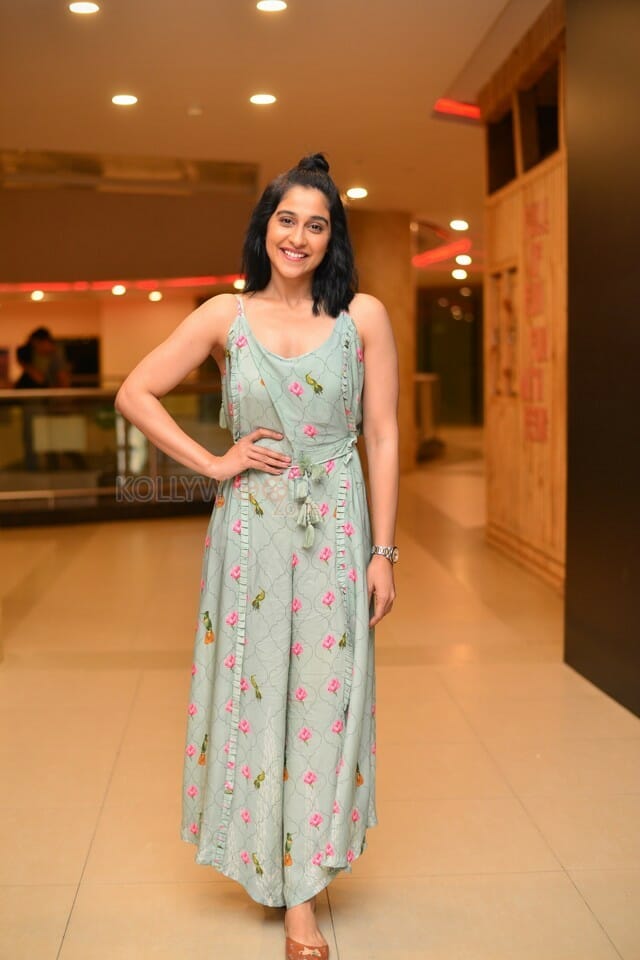 South Indian Actress Regina Cassandra New Photoshoot Pictures