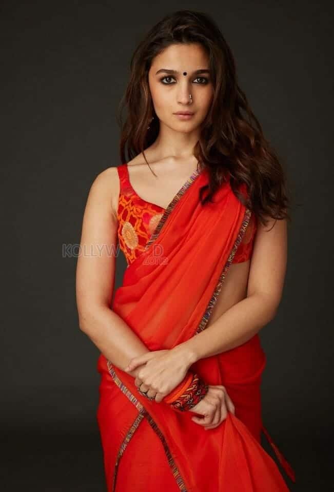 Spicy Alia Bhatt in a Red Saree Photo 01
