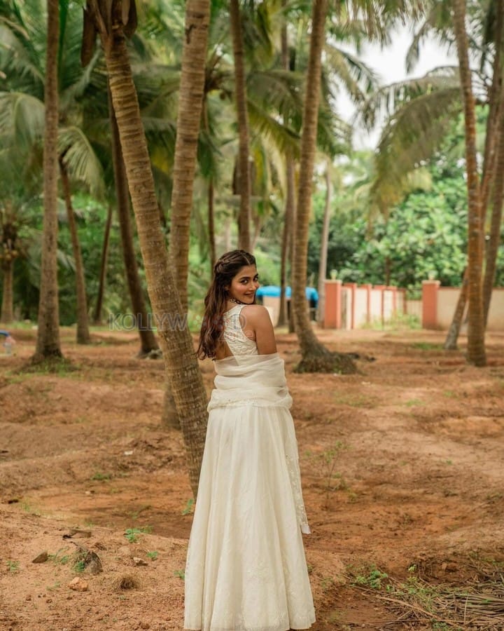 Stunning Actress Pooja Hegde In A White Bridesmaid Lehenga Photos 02 ...