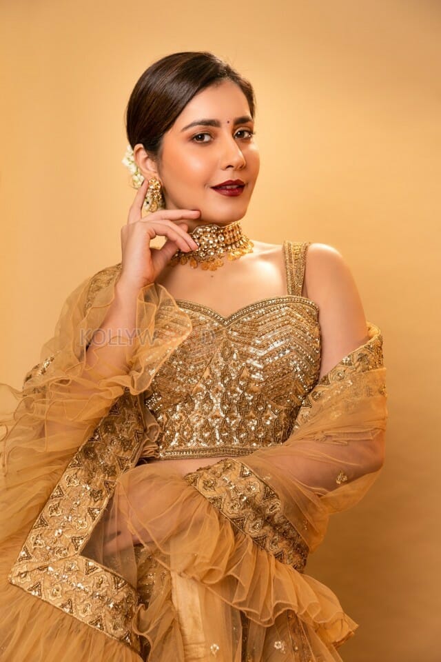 Stunning And Beautiful Raashi Khanna Photos