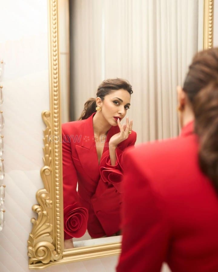 Stunning Beauty Kiara Advani in a Red Blazer Dress Pictures 04