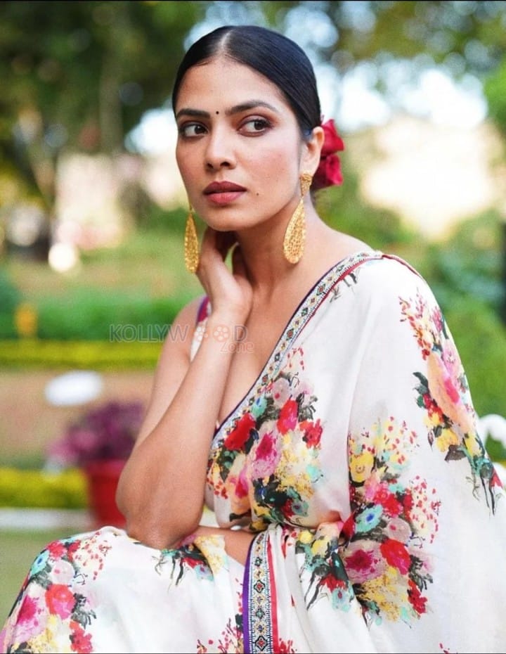 Stunning Beauty Malavika Mohanan in a White Floral Monochromatic Saree with Sleeveless Blouse Photos 03