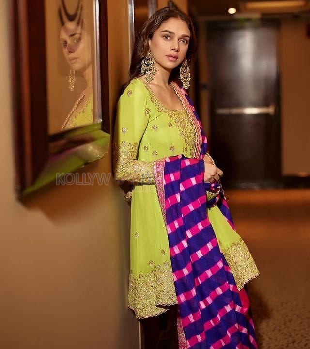 Stunning Ethnic Beauty Aditi Rao Hydari Heeramandi Anarkali Photoshoot Pictures 03