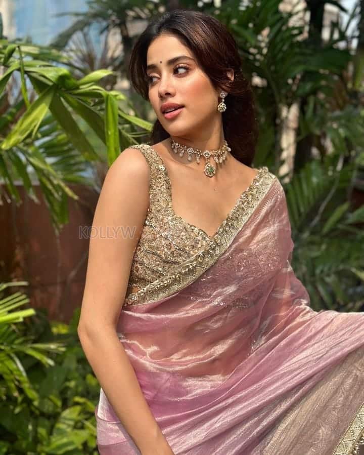 Stunning Janhvi Kapoor in a Manish Malhotra Silk Saree Pictures 01