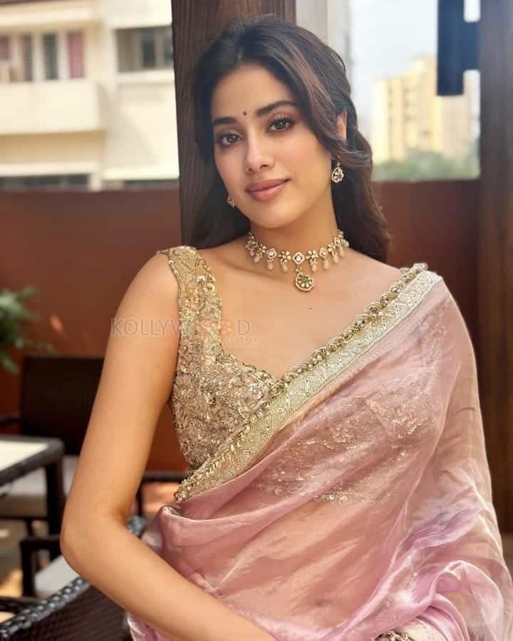 Stunning Janhvi Kapoor in a Manish Malhotra Silk Saree Pictures 02