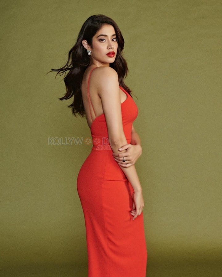 Stunning Janhvi Kapoor in a Red Figure Hugging Gown Photos 01