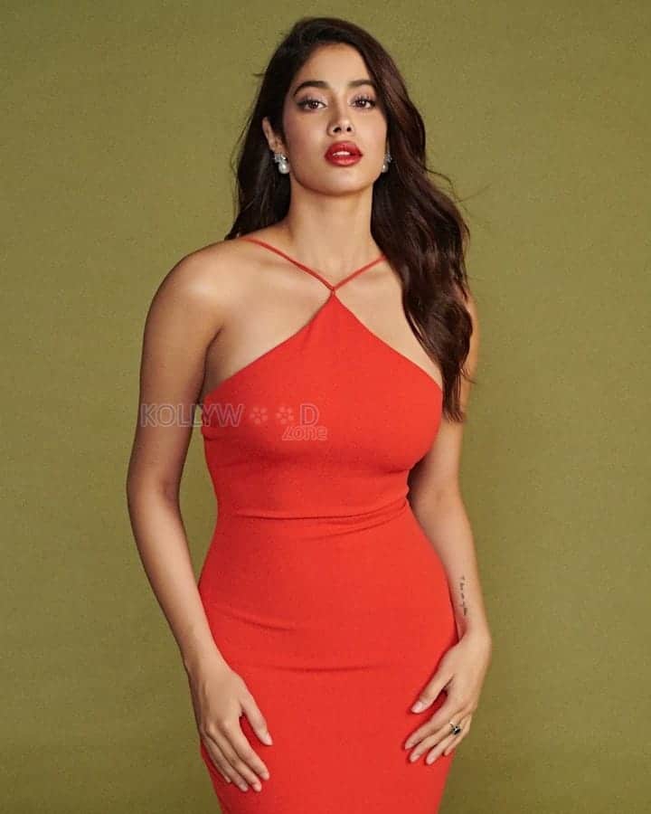 Stunning Janhvi Kapoor in a Red Figure Hugging Gown Photos 04