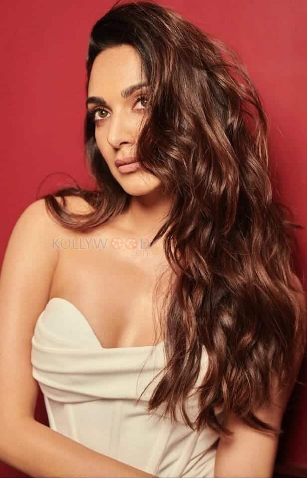 Stunning Kiara Advani in a Sexy Ivory Gown Photos 03