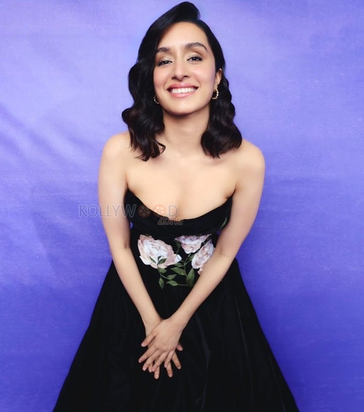 Stunning Shraddha Kapoor in a Black Floral Gown Photos 01