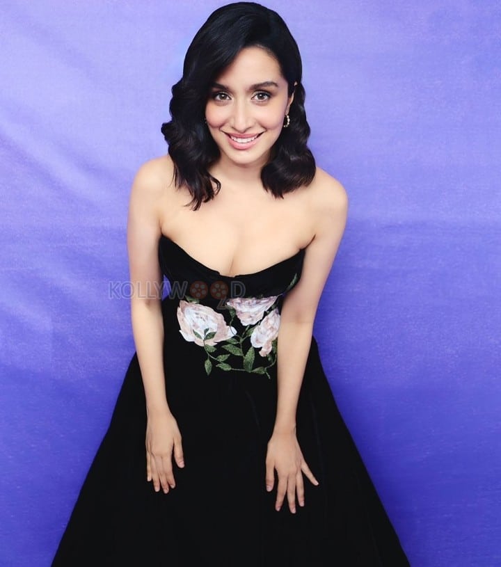 Stunning Shraddha Kapoor in a Black Floral Gown Photos 03