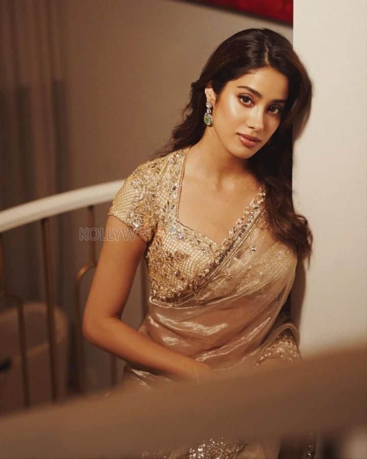 Stunning beauty Janhvi Kapoor in a Golden Saree Photos 01