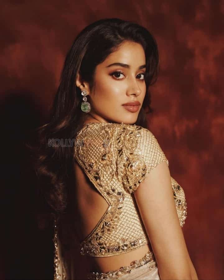 Stunning beauty Janhvi Kapoor in a Golden Saree Photos 03