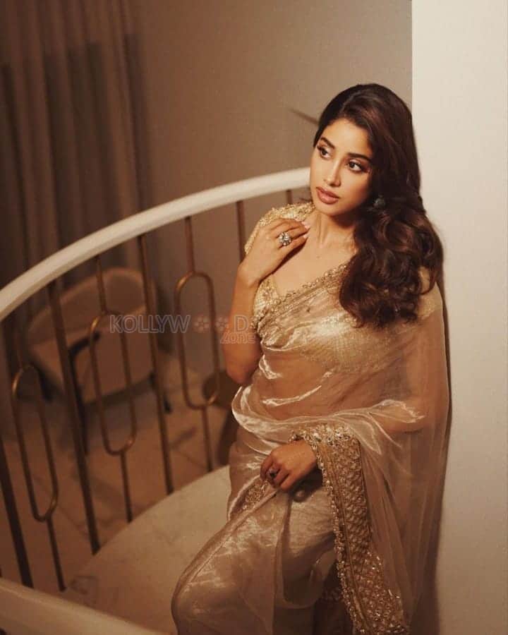 Stunning beauty Janhvi Kapoor in a Golden Saree Photos 04