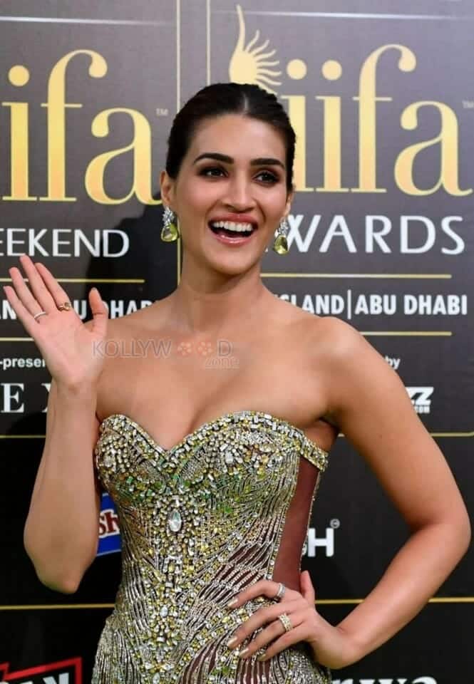 Stylish Kriti Sanon at IIFA Awards Photos 01