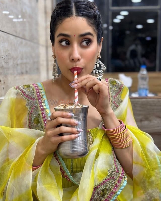 Stylish Punjabi Kudi Janvhi Kapoor in a Trendy Salwar Photos 01