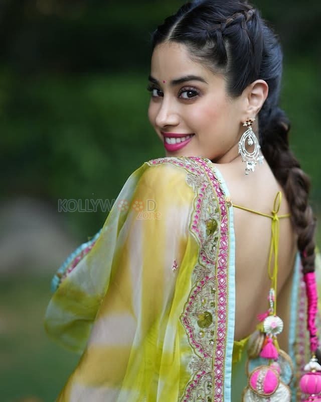 Stylish Punjabi Kudi Janvhi Kapoor in a Trendy Salwar Photos 02