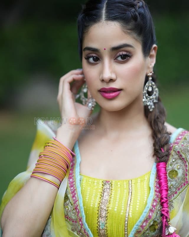 Stylish Punjabi Kudi Janvhi Kapoor in a Trendy Salwar Photos 03