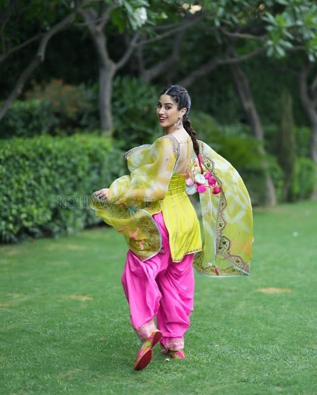 Stylish Punjabi Kudi Janvhi Kapoor in a Trendy Salwar Photos 04