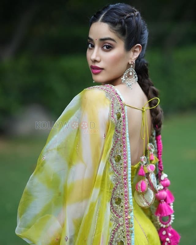 Stylish Punjabi Kudi Janvhi Kapoor in a Trendy Salwar Photos 05