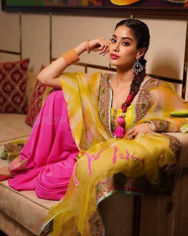 Stylish Punjabi Kudi Janvhi Kapoor in a Trendy Salwar Photos 06