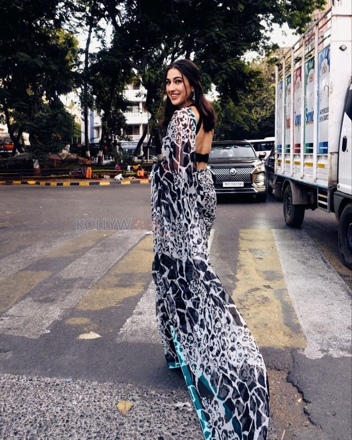 Stylish Sara Ali Khan in a Black and White Printed Saree Photos 03