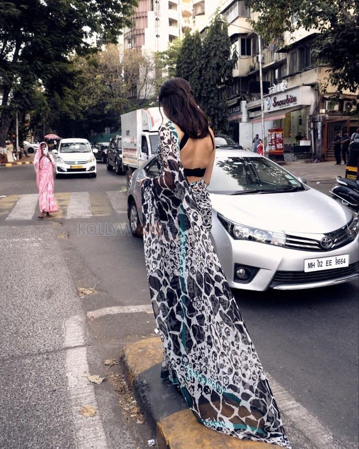 Stylish Sara Ali Khan in a Black and White Printed Saree Photos 04