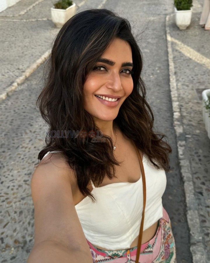 TV Actress Karishma Tanna Spain Vacation Pictures 02