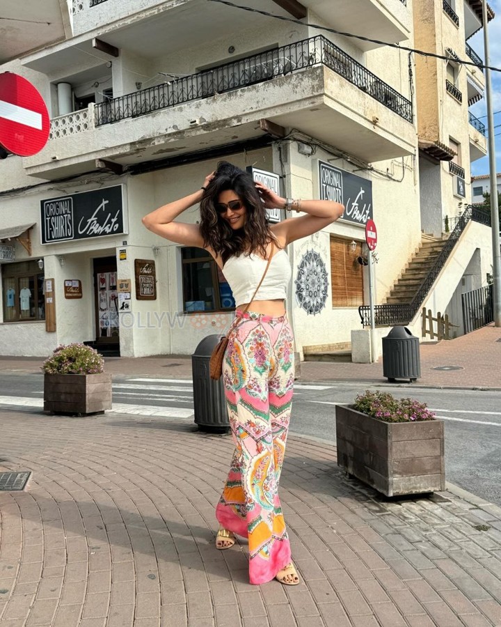 TV Actress Karishma Tanna Spain Vacation Pictures 03