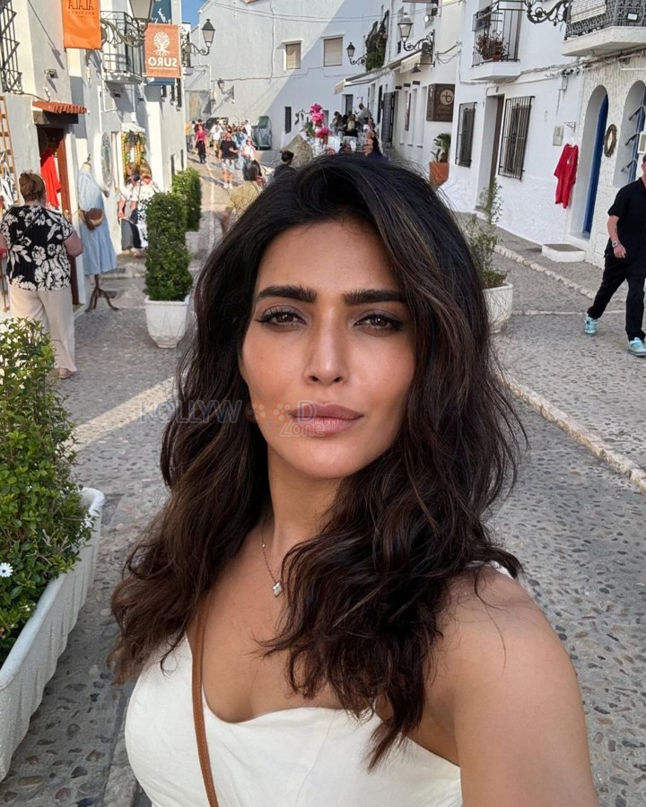 TV Actress Karishma Tanna Spain Vacation Pictures 04