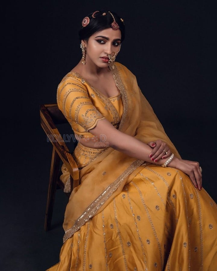 Tamil Actress Sai Dhansikha Traditional Photoshoot Stills 08