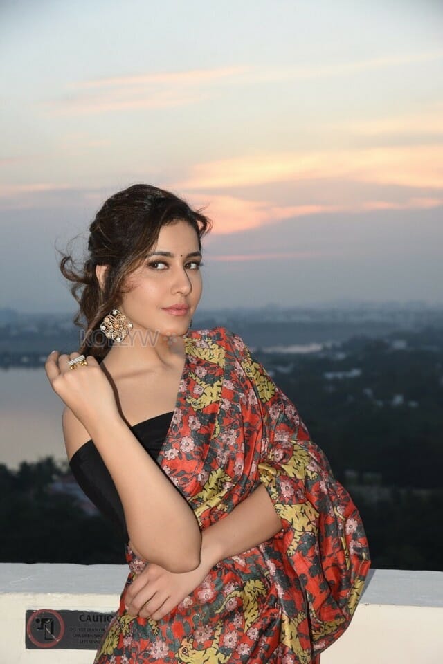 Teen Actress Raashi Khanna New Photoshoot Pictures