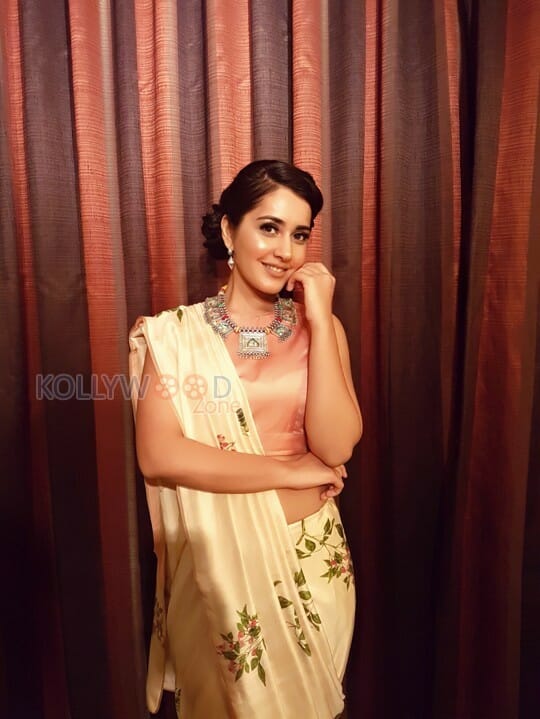 Telugu Actress Raashi Khanna New Stills