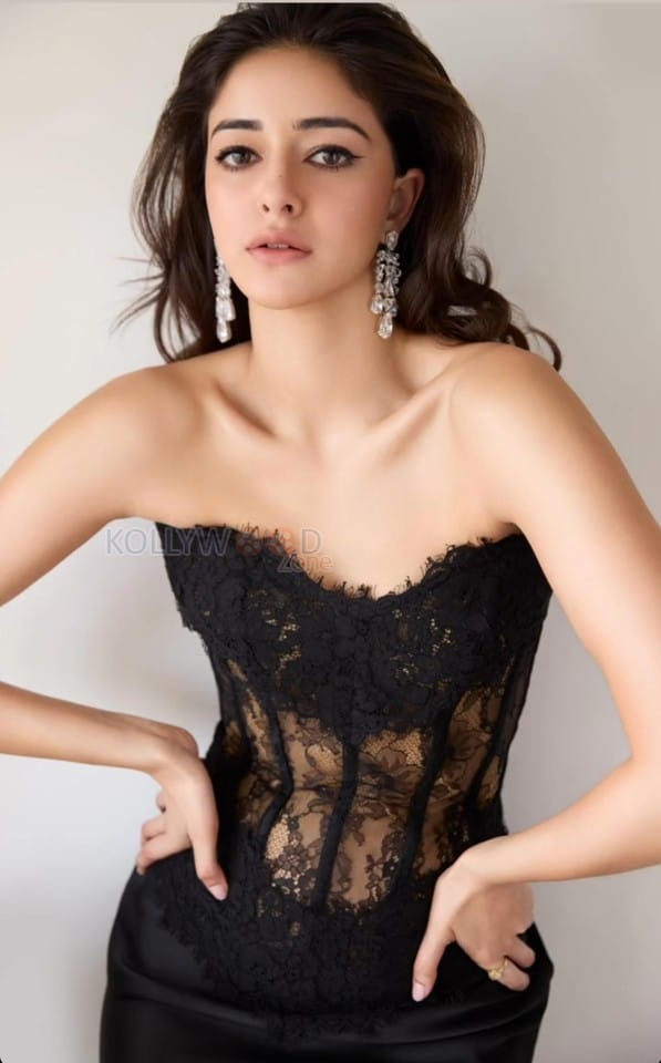 Tempting Ananya Panday in a Black Lace Corset Dress Pictures 05