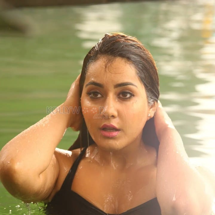 Tempting Beauty Raashi Khanna Wet Photos 01