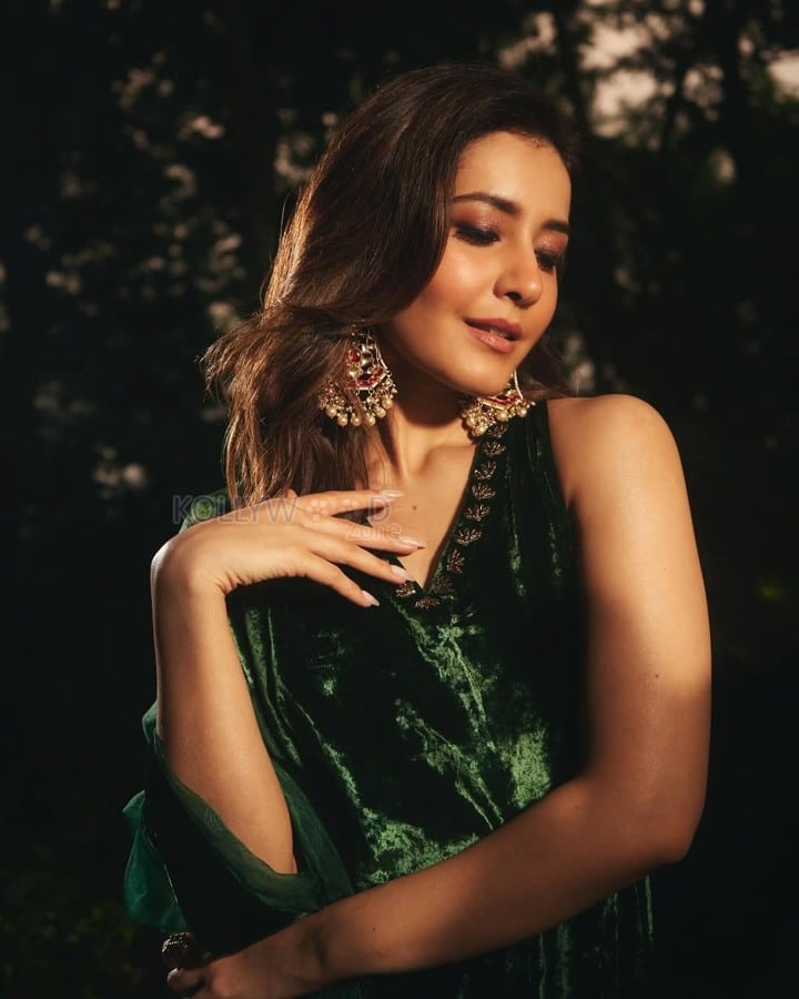 Tollywood Actress Raashii Khanna in a Green Velvet Organza Silk Embroidered Floral V Neck Sharara Set Photos 02