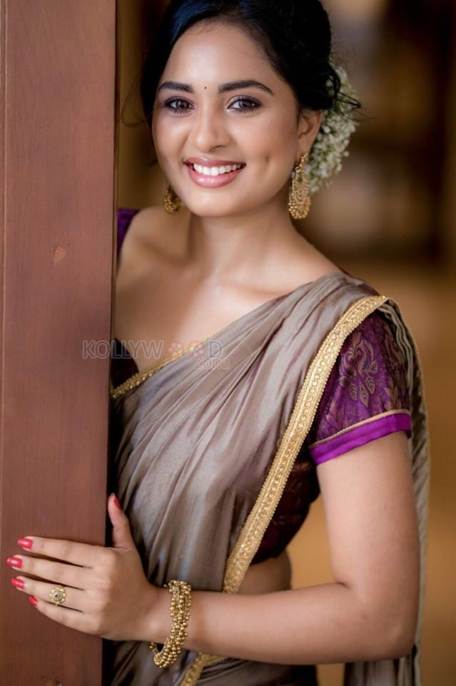 Traditional Beauty Srusti Dange Photos 02