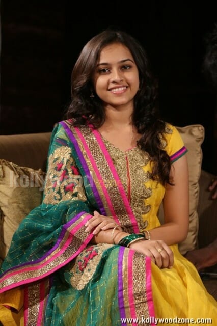 Varuthapadatha Vaalibar Sangam Heroine Sri Divya Pictures