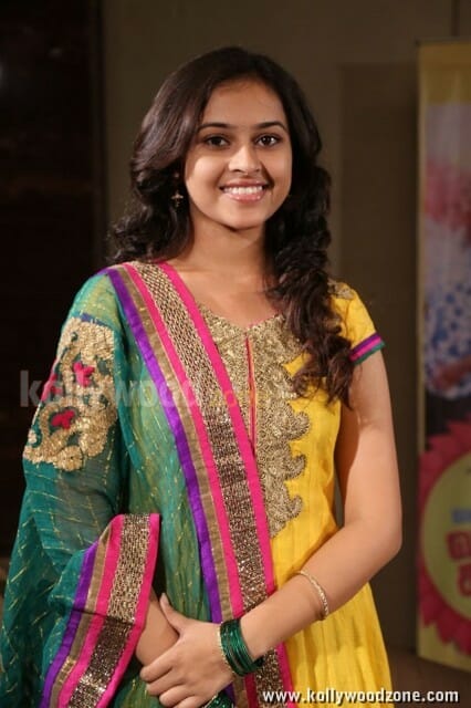 Varuthapadatha Vaalibar Sangam Heroine Sri Divya Pictures