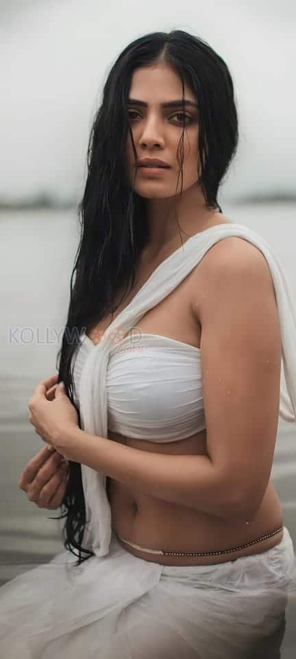 Wet and Wild Malavika Mohanan Hot Photos 01