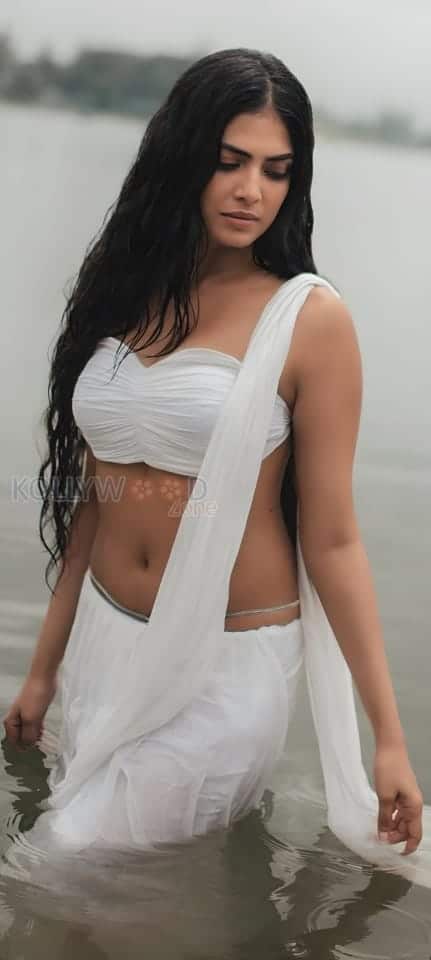 Wet and Wild Malavika Mohanan Hot Photos 08