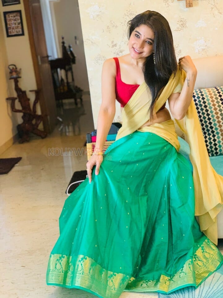 actress sakshi agarwal sexy half saree photos