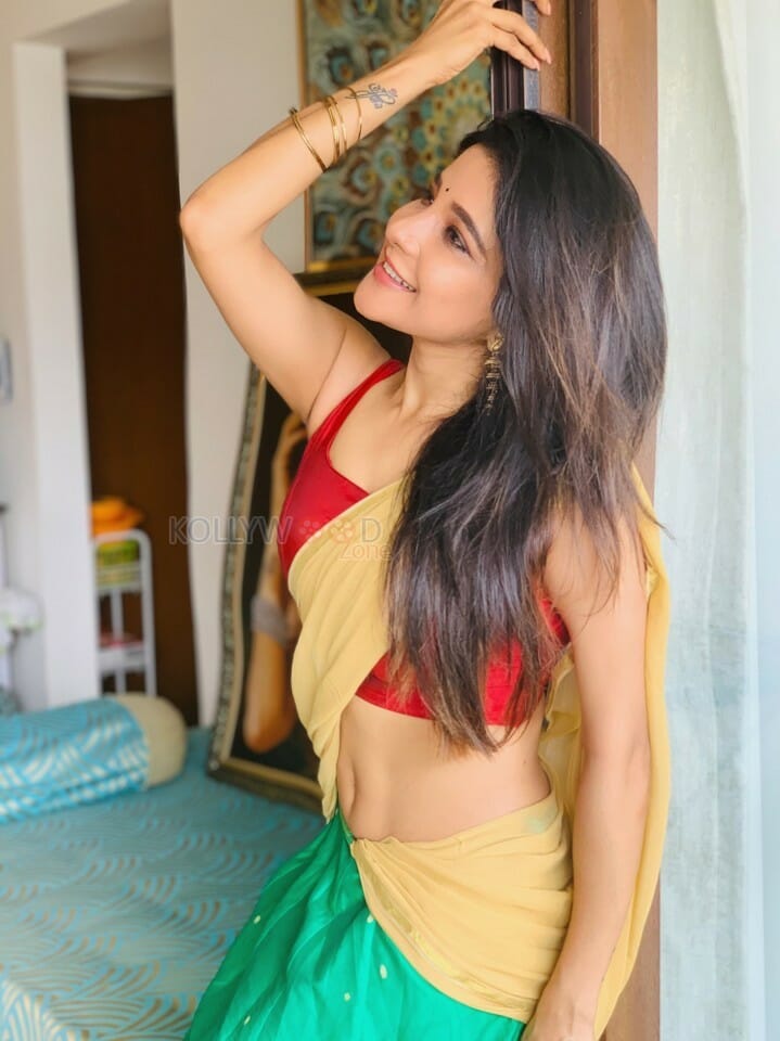 actress sakshi agarwal sexy half saree photos