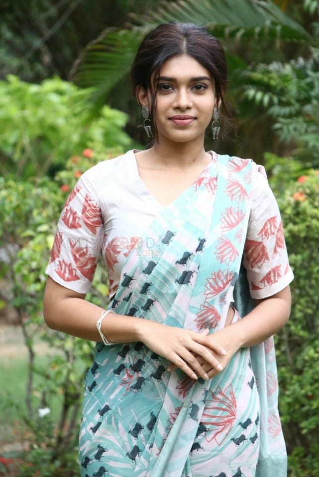 Actress Dushara Vijayan At Bodhai Yeri Budhi Maari Press Meet Photos