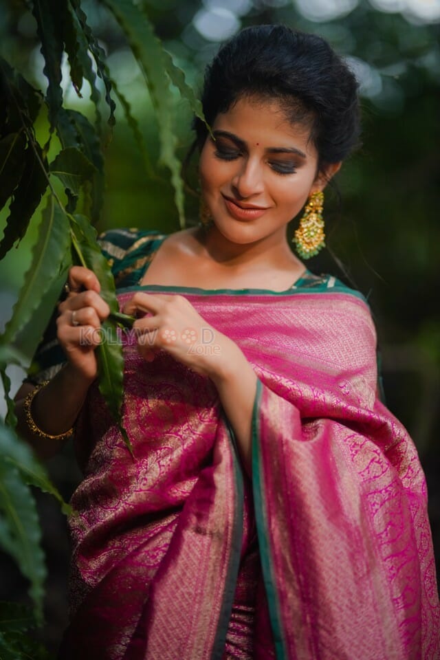 Actress Iswarya Menon Stunning Saree Photo Shoot Pictures